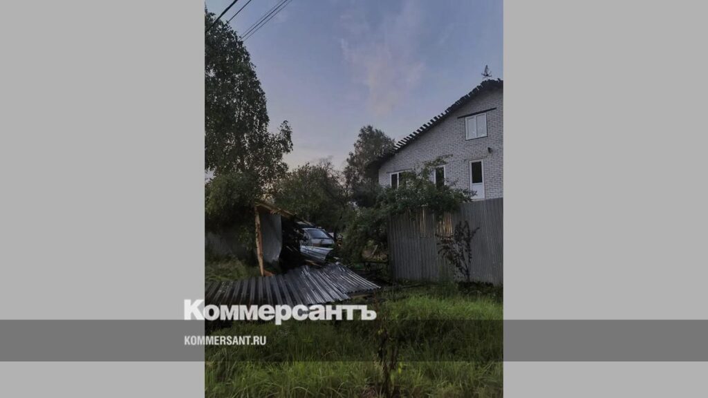 В Ярославле ветер сорвал крышу дома многодетной семьи В Ярославле ветер сорвал крышу дома многодетной семьи
