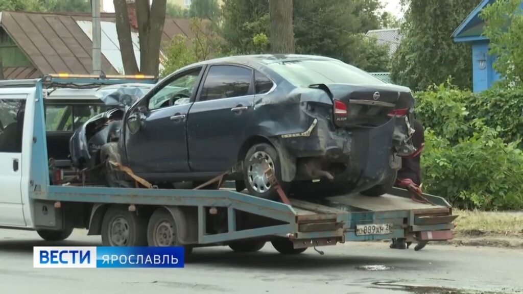 Есть пострадавшие: в Ярославле машина перевернулась на крышу